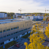 Kaarina-talo ja nostokurkia ruskan aikaan.