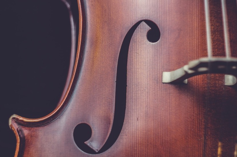 Lähikuva cello-soittimen rungosta